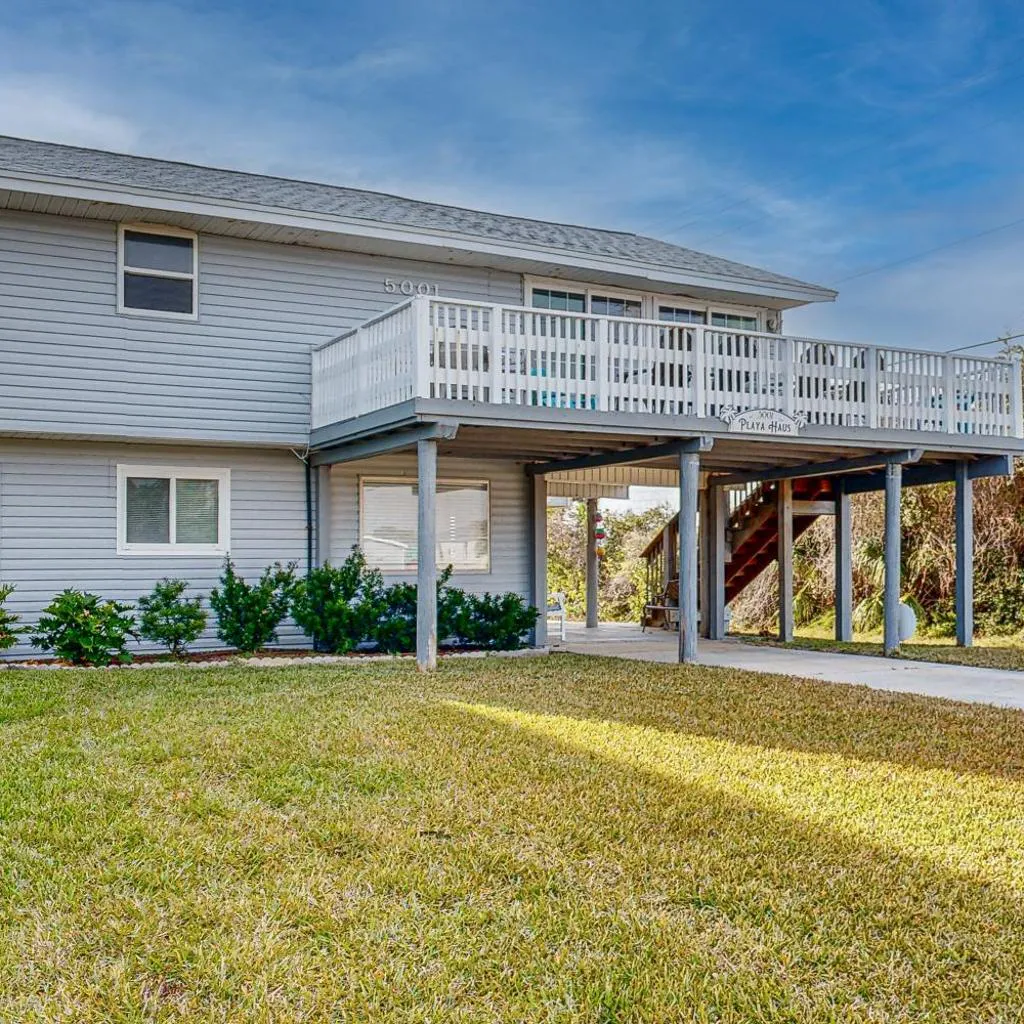 Photograph of Serene 2-level home with WiFi & deck - walk to beach, 1 dog welcome