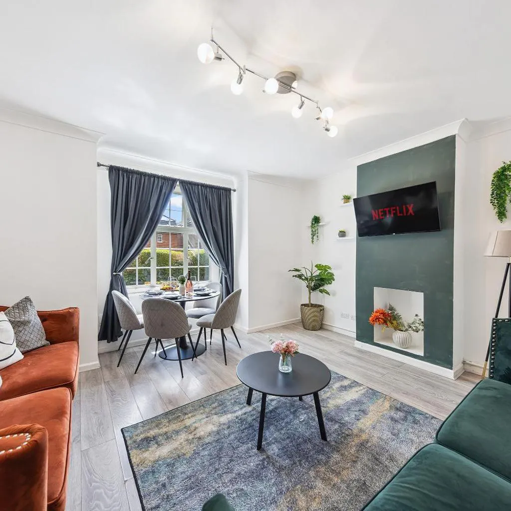 Photograph of Modern and Comfortable Spacious 3 Bedroom House with Large Private Garden