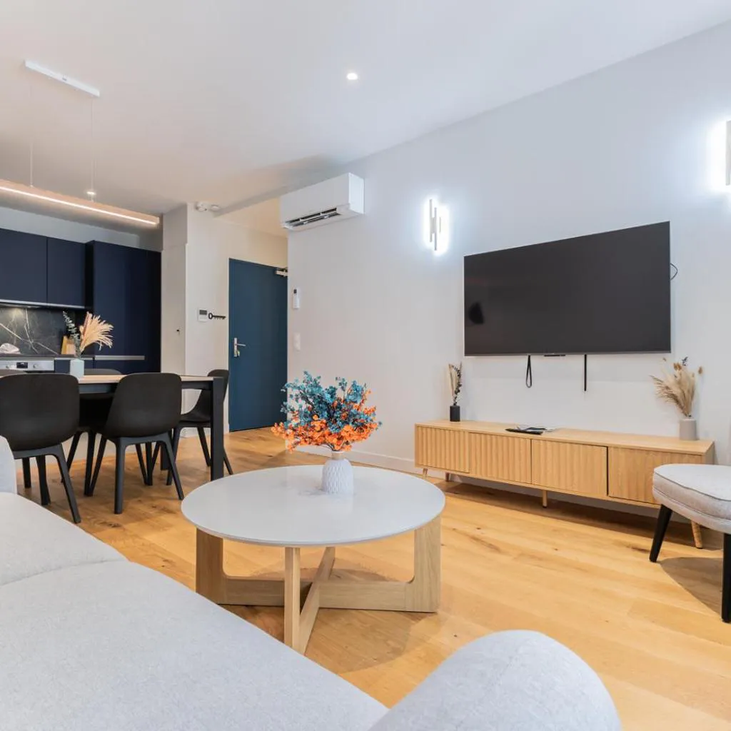 Photograph of Appartements 3 Chambres de luxe 6 personnes, Centre Ville, Clim, Ascenseur