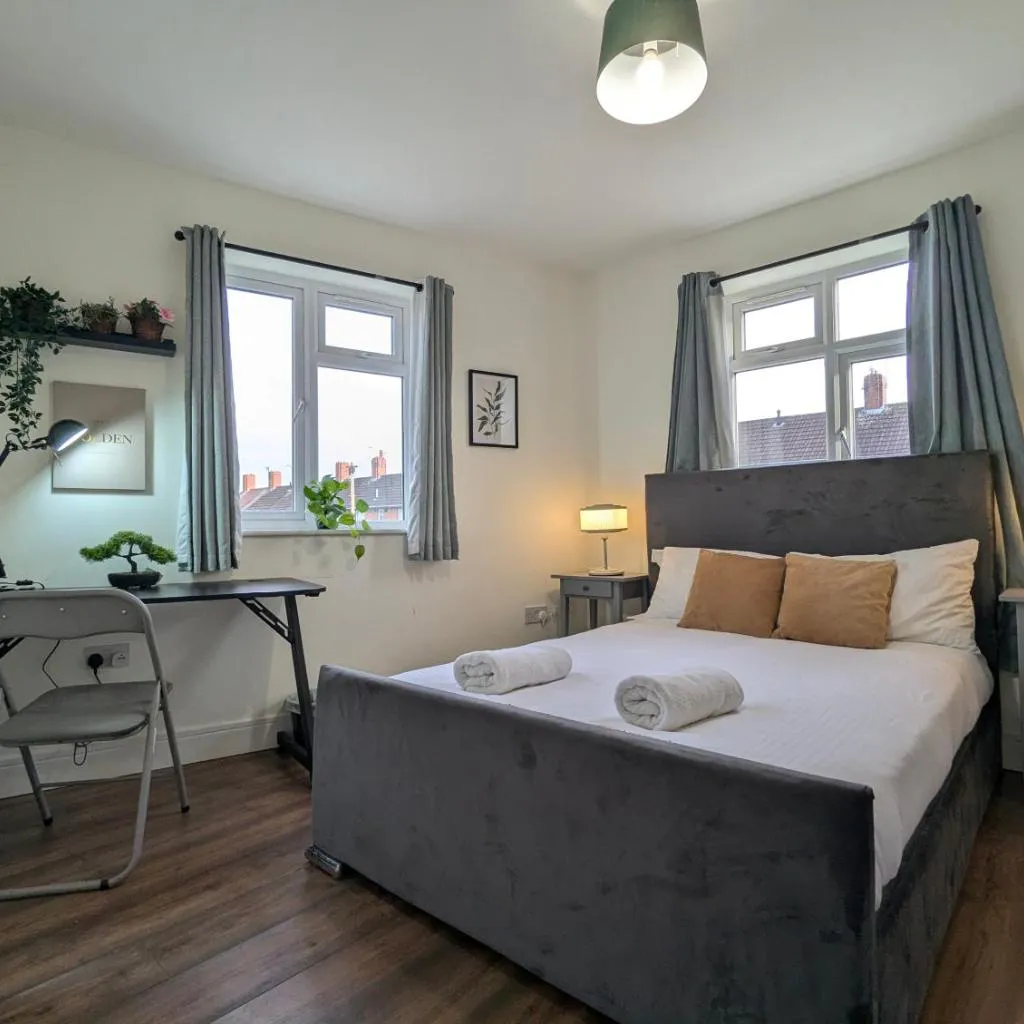 Photograph of 5 Ensuite Bedroom House Near Centre Free Parking
