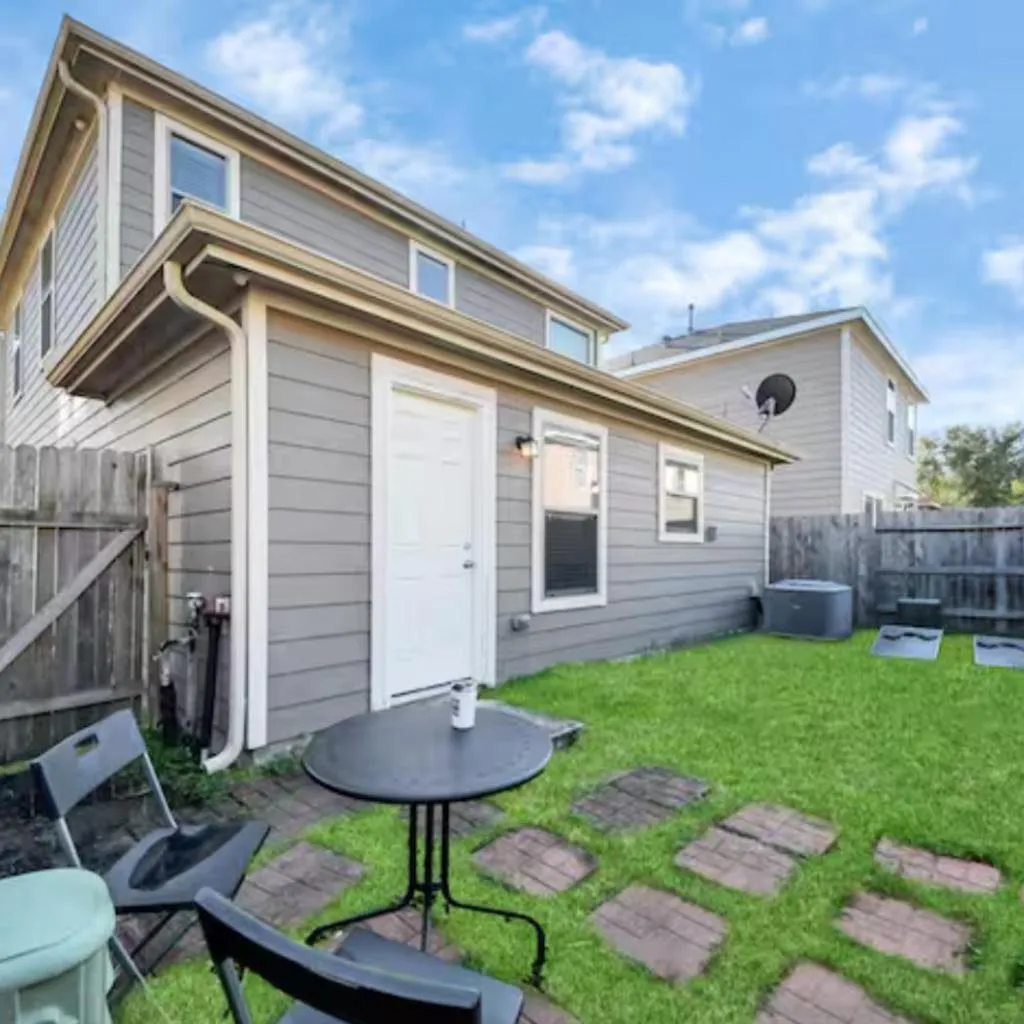 Photograph of Pet-FrndlyRetreat . 600MbpsWiFi 8mi to IAH Sleeps 14