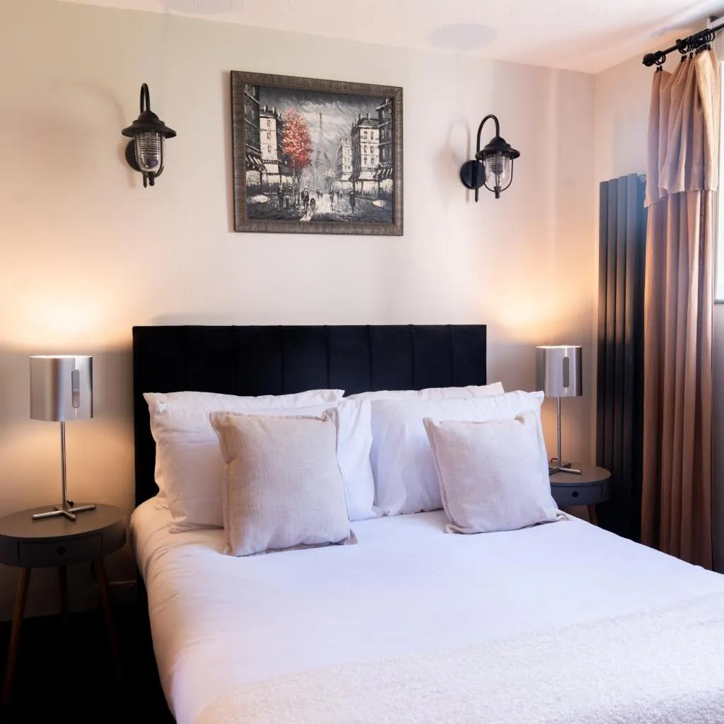 Photograph of central bath private flat