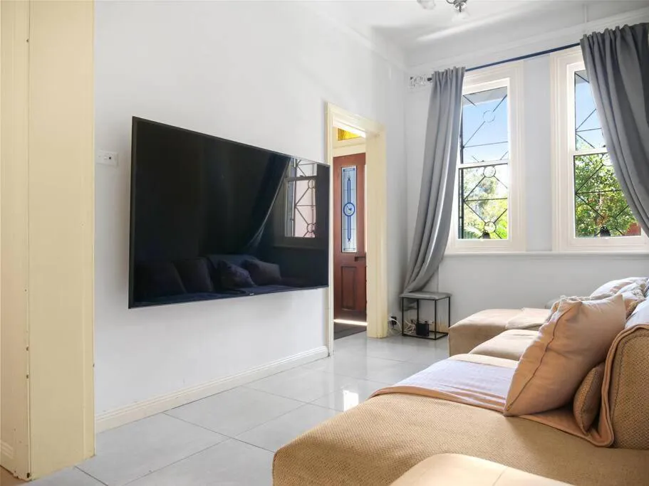 Photograph of Central 4 BDRM Terrace with Office