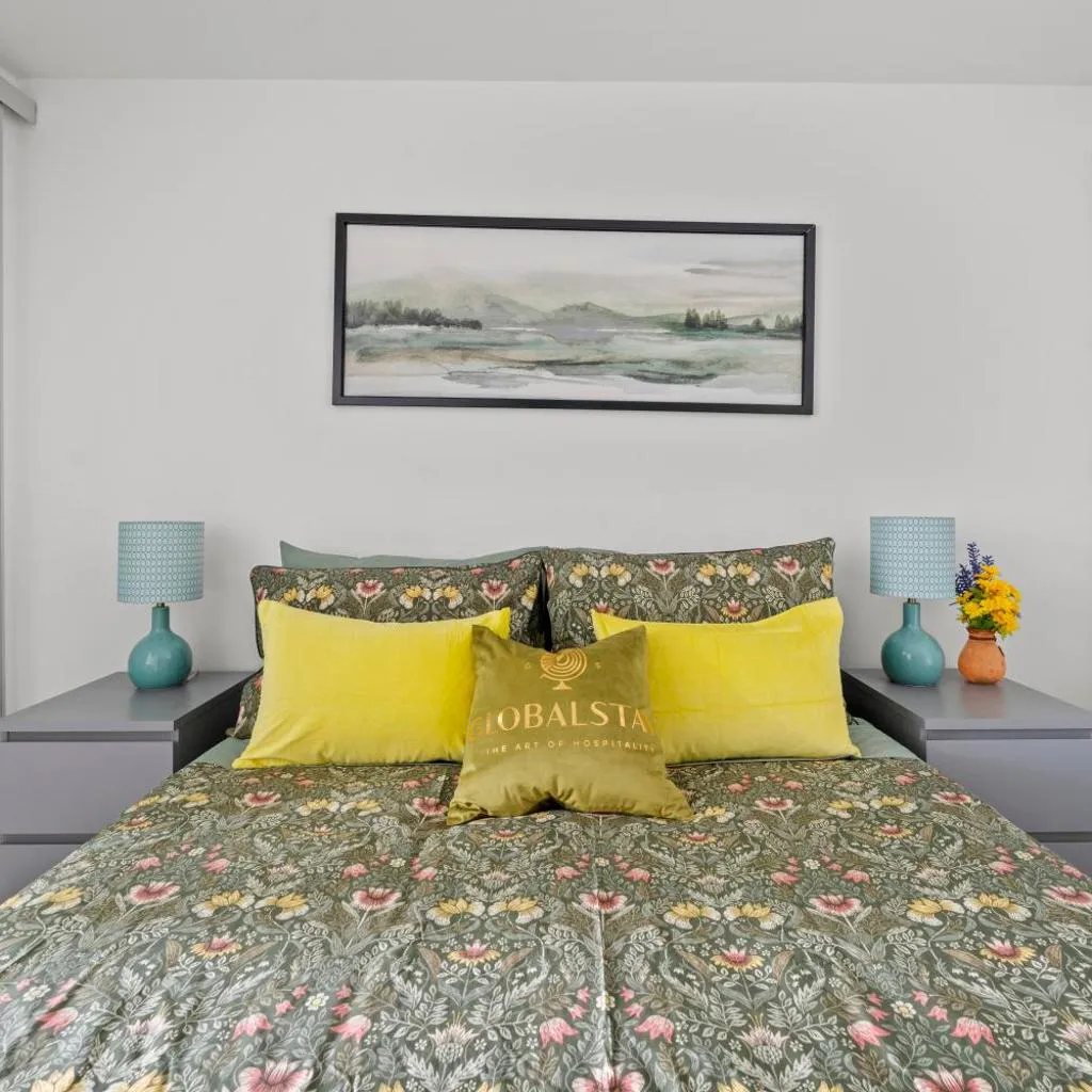 Photograph of Sunshiny 1 Bedroom Condo with Balcony in the Heart of Toronto DT