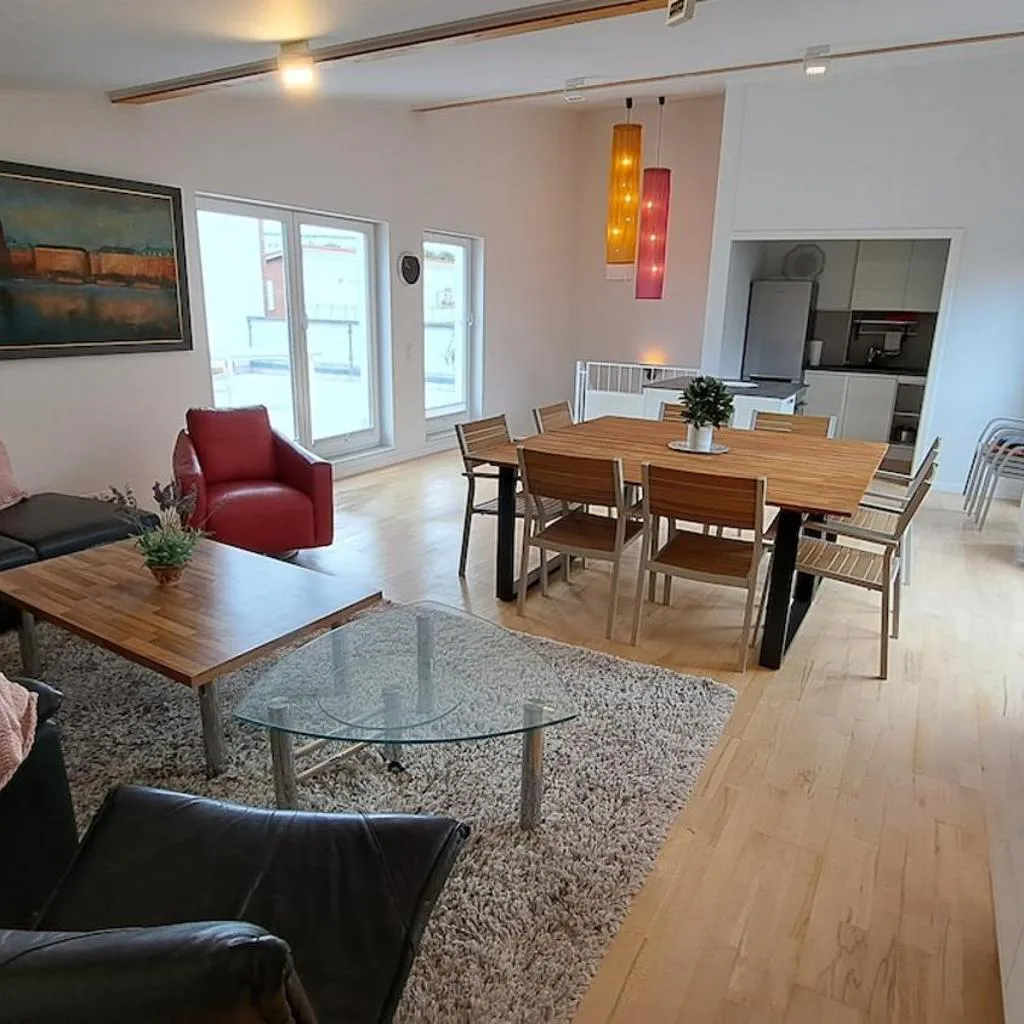 Photograph of 5 bedrooms with 6 beds - 3 bathrooms - roof terrace