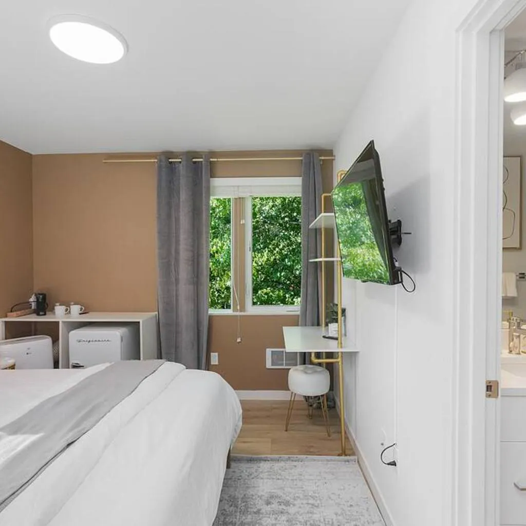 Photograph of Jerry's Sweet Suite - 84 Walkscore