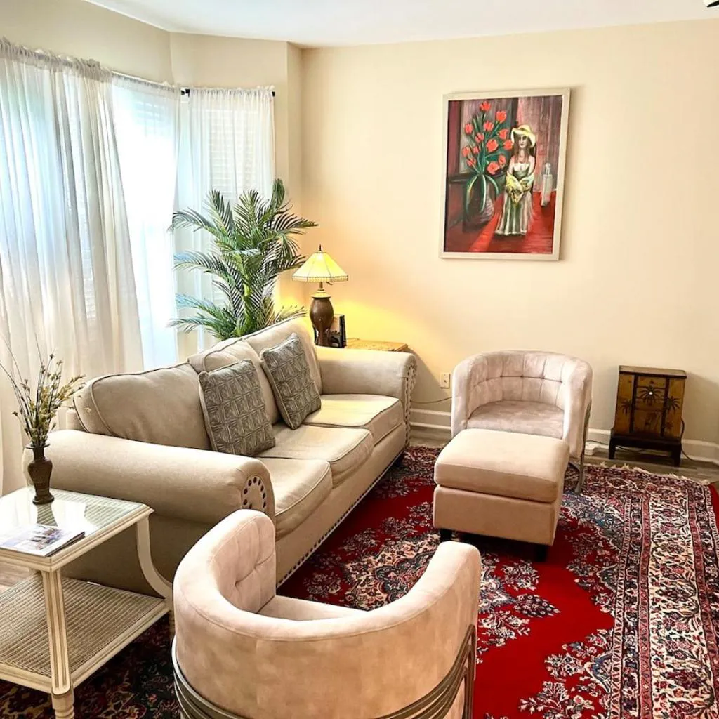 Photograph of Forsyth Elegant Garden Apt free parking