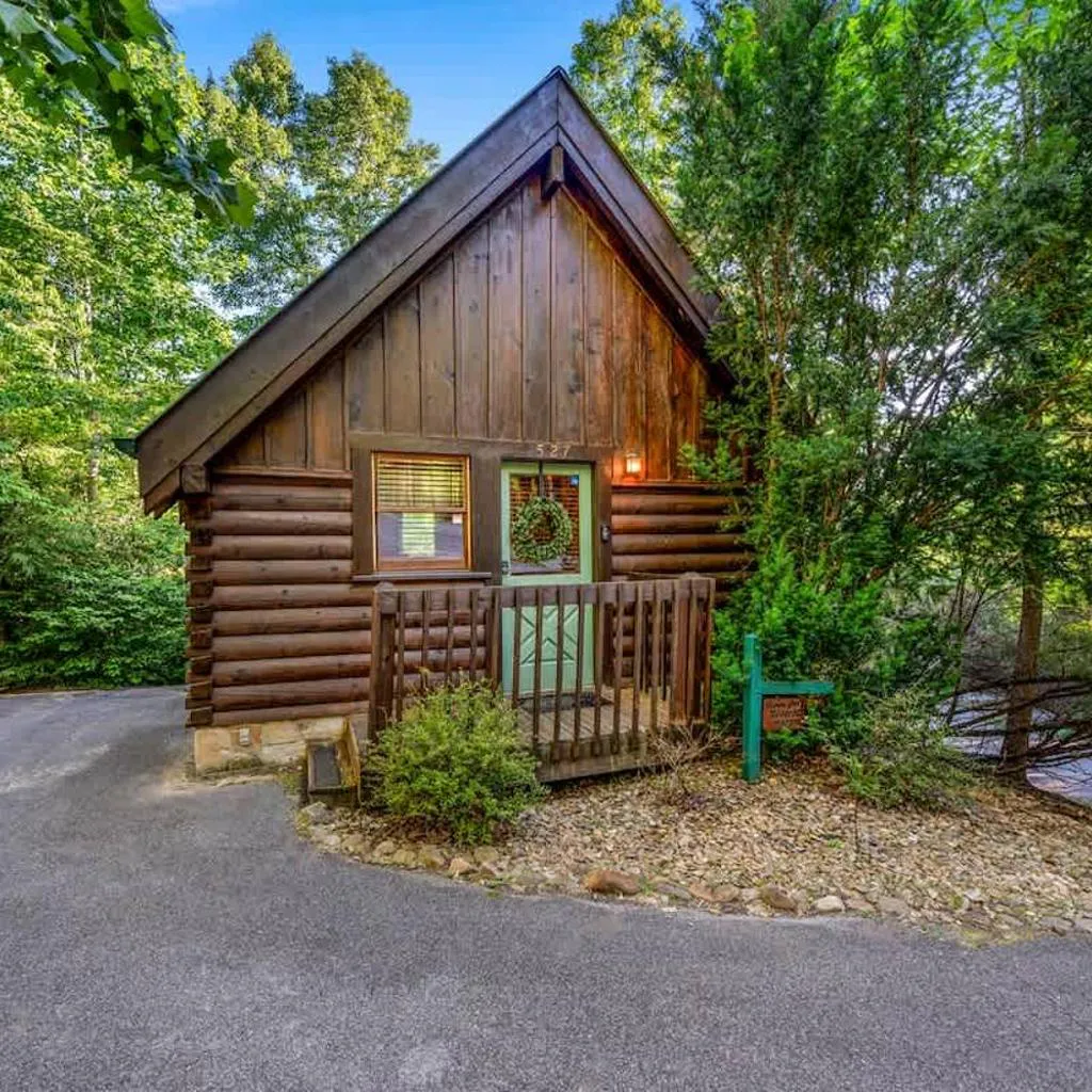 Photograph of Warm Comfortable Couples Retreat - 10 mins to Downtown - King bed - Pool Access