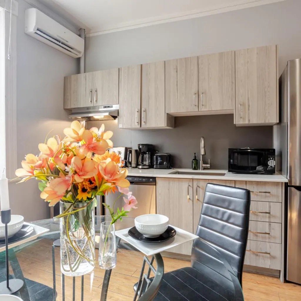 Photograph of 3BDR Apt | Rooftop Spa Tub & Grill on Crescent