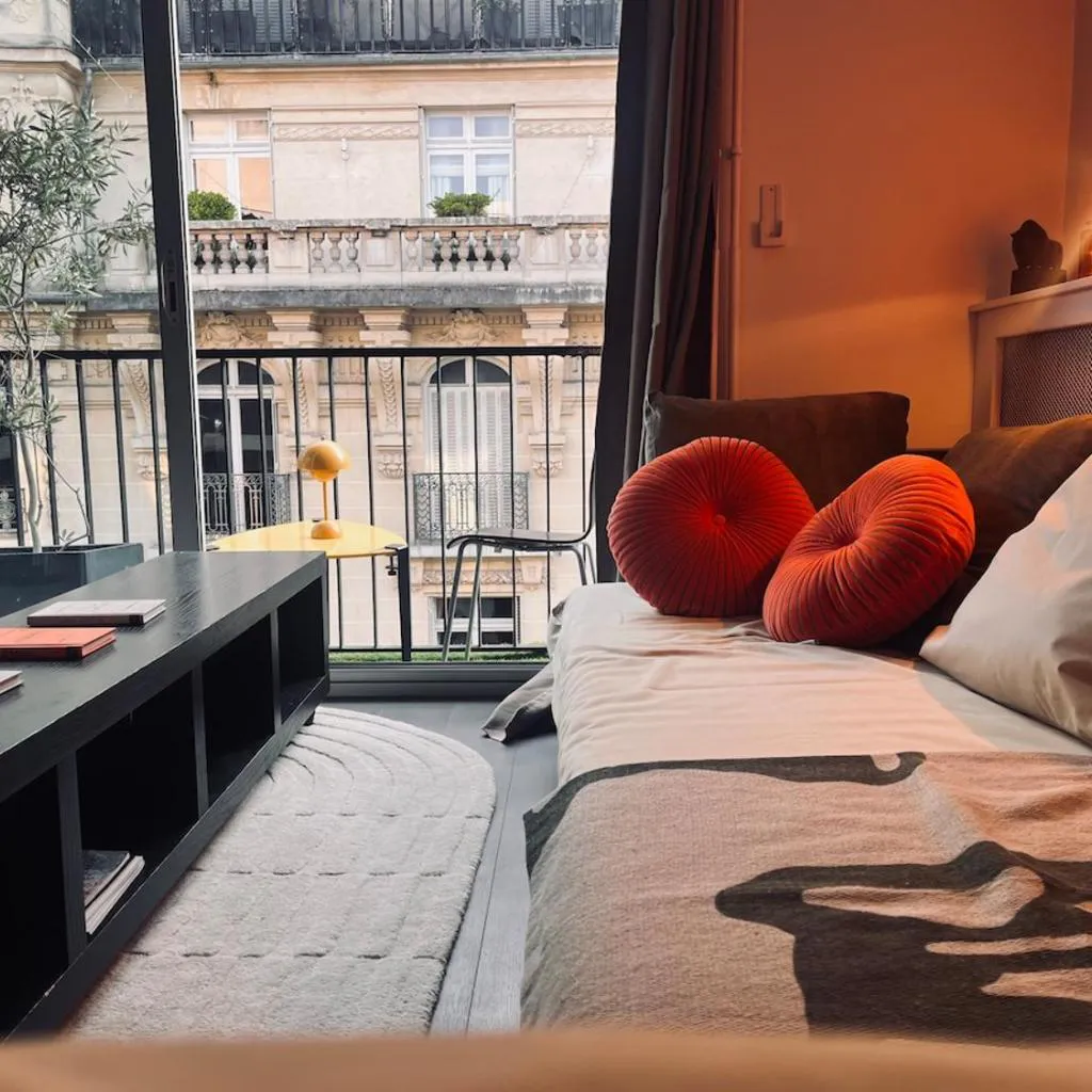 Photograph of Stylish studio 3-4p with AC and balcony near Champs-Élysées