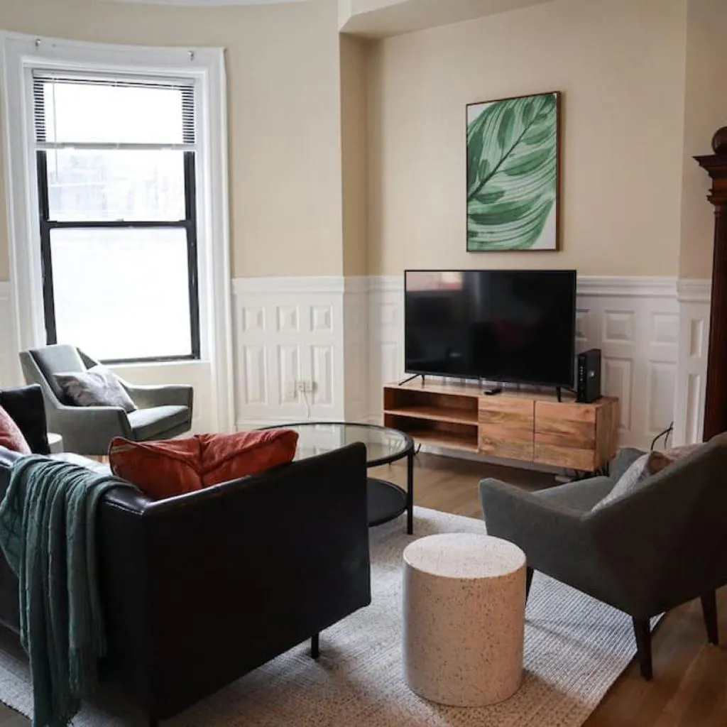 Photograph of Lovely Fenway 1br in Historic Boston Building