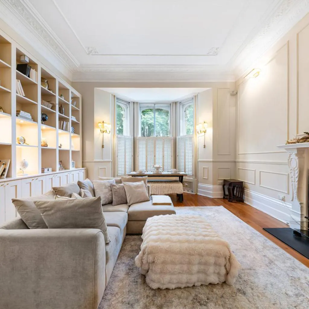 Photograph of Elegant Victorian Flat Near Chelsea Embankment