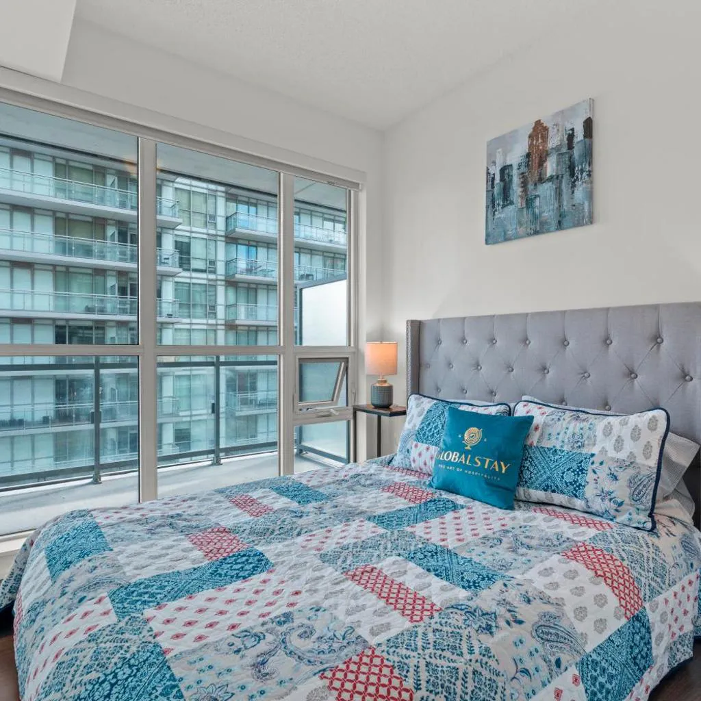 Photograph of Cozy 2 Bedroom Condo in Dunfield Ave Downtown Toronto