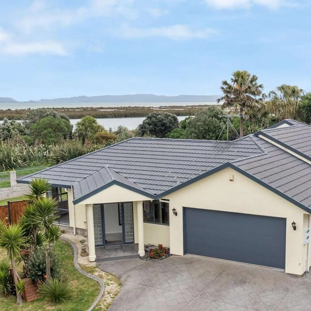 Photograph of Stunning Sea View Home Very near to AKL Airport