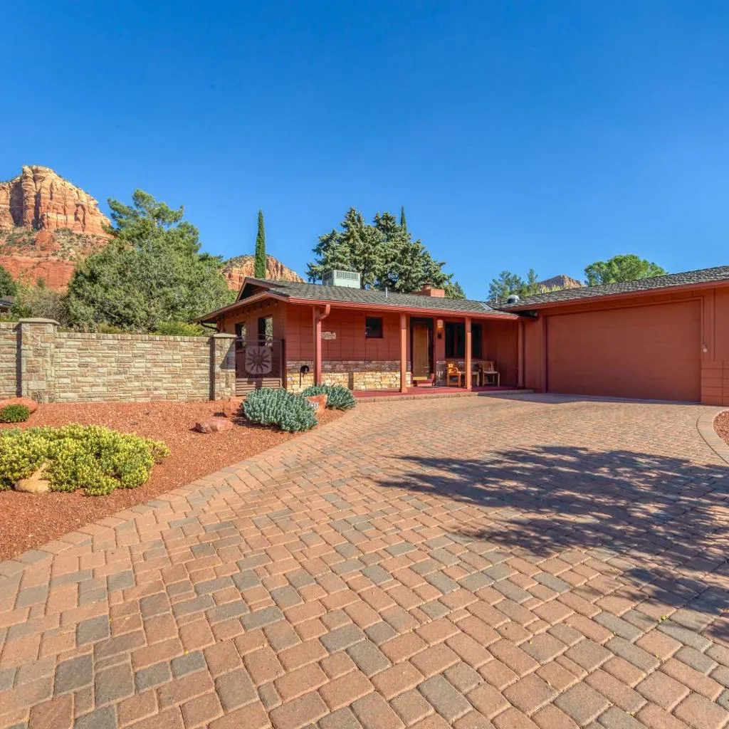 Photograph of Spectacular House with 2 Master Suites in Sedona's High End Subdivision Living!