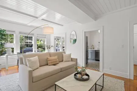 Photograph of The Adaline Room #4 - Gorgeous Hyde Park Apartment, Steps to Bayshore