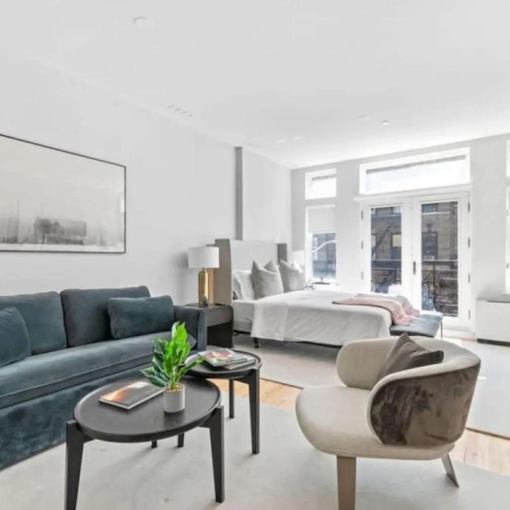 Photograph of Luxe Studio w Juliet Balcony in Upper East