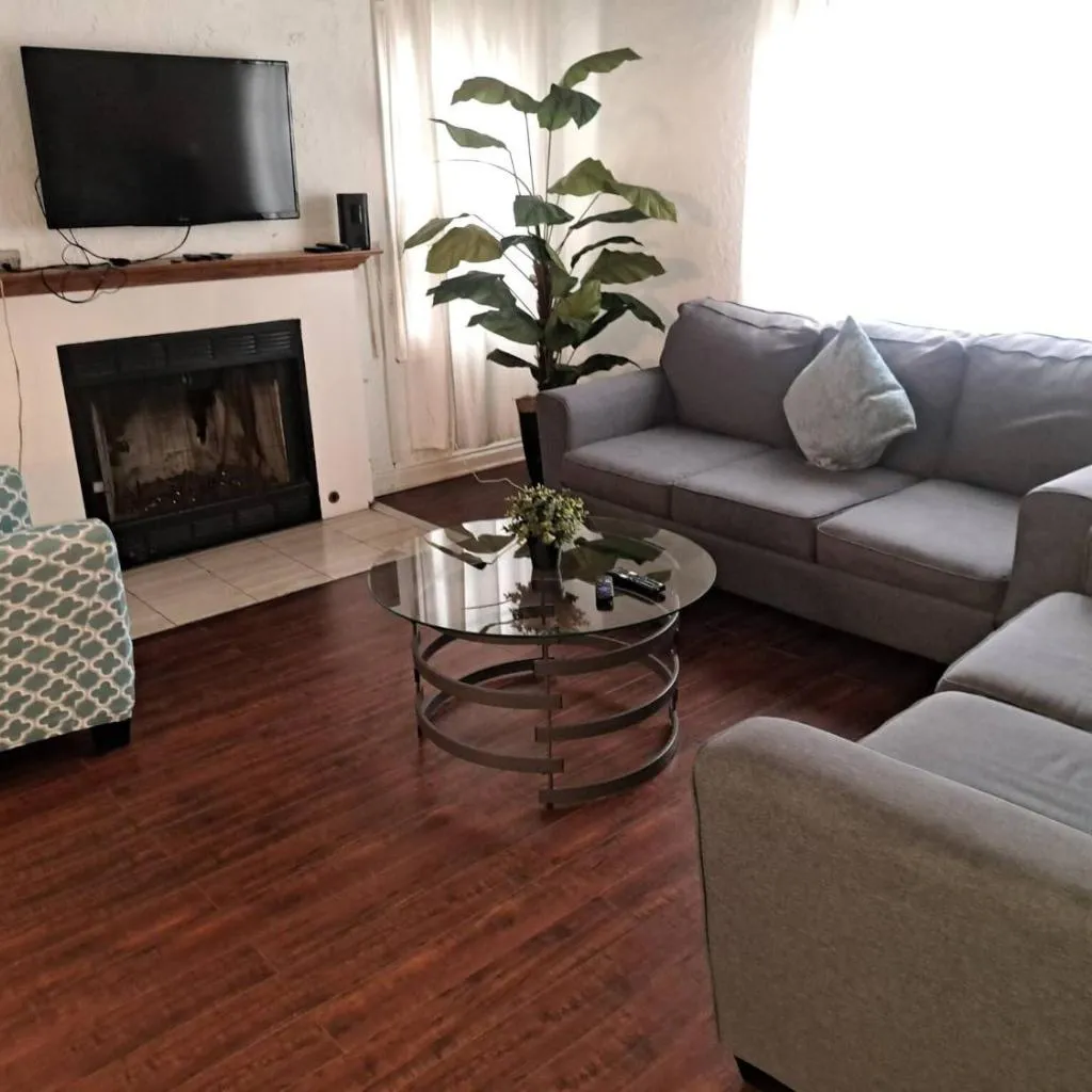 Photograph of 3 bedroom plus 2 baths in Beverly hills