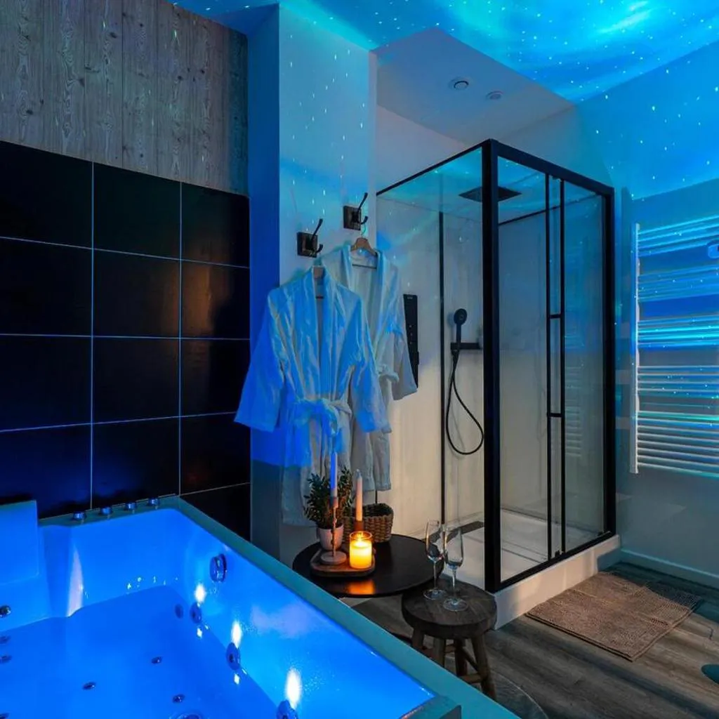 Photograph of Le Nid Douillet, Center, Jacuzzi, Sensory Shower