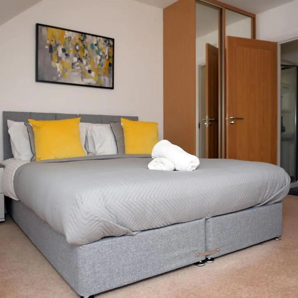 Photograph of Spacious 3 Bed House in Bristol