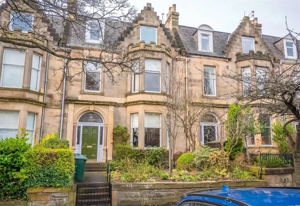 Photograph of Beautiful & bright 2 bed flat Murrayfield