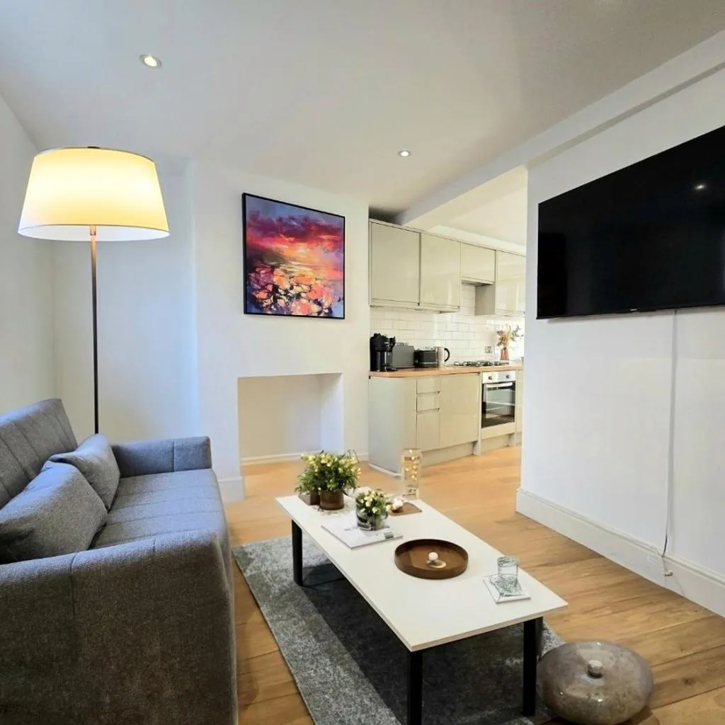 Photograph of 2 BD Gorgeous Kings Cross Residency