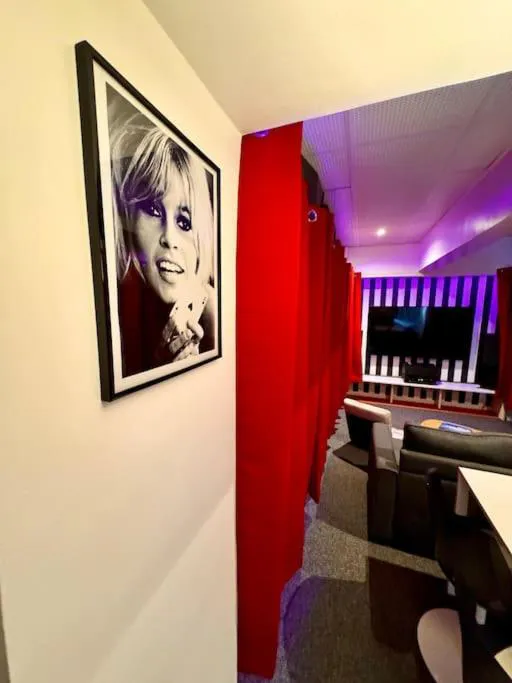 Photograph of Expérience cinéma immersif dans appartement près de Montmartre