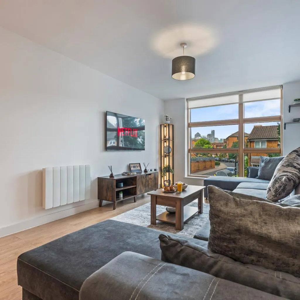 Photograph of 1BR Canary Wharf Views Parking inc, Desk, Sleeps 6