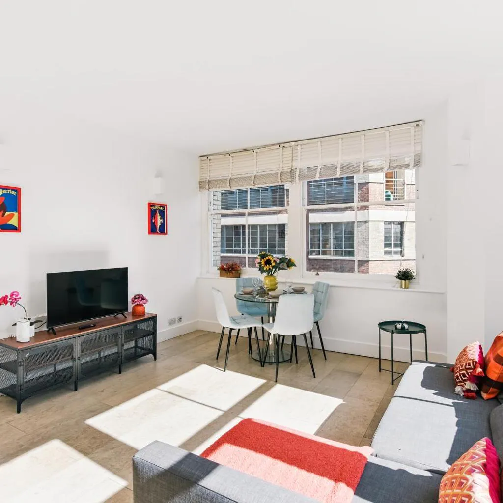 Photograph of Modern 2BR Apartment with Lift Access Prime Central London Location