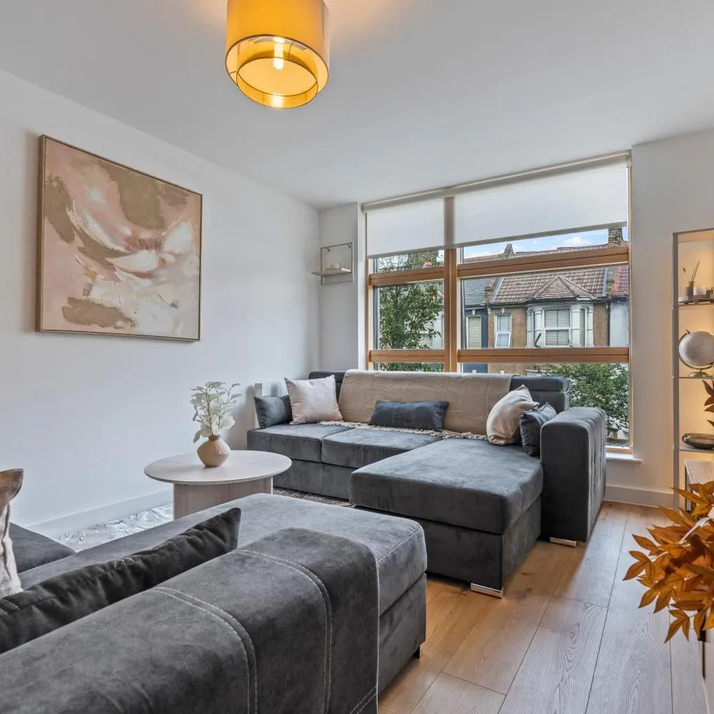 Photograph of 1BR nr Canary Wharf, Parking & Desk, Sleeps 6