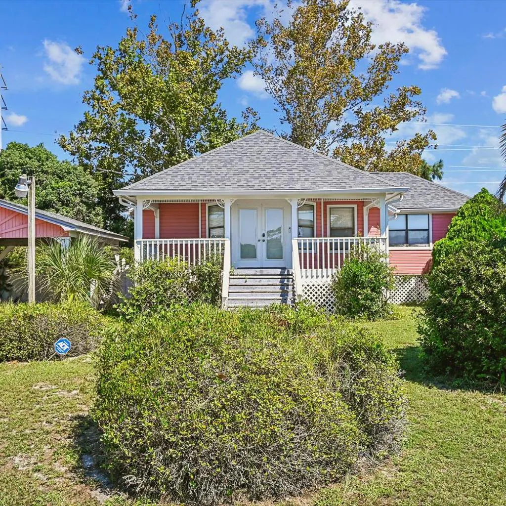 Photograph of Grand Oaks - 2 Bedroom1 Bath Private Home. Dog Friendly