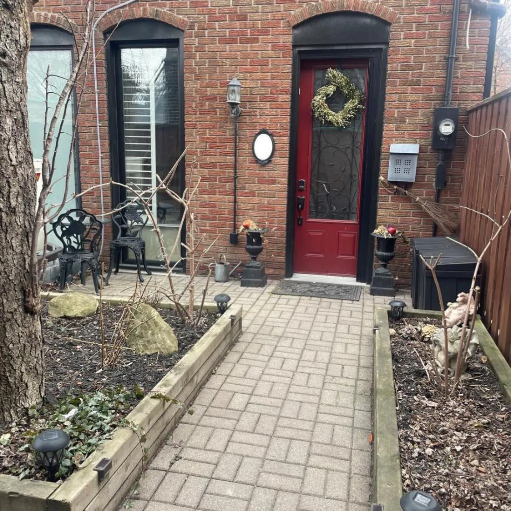 Photograph of Elegant 3 bedroom 3 bath private Leslieville home