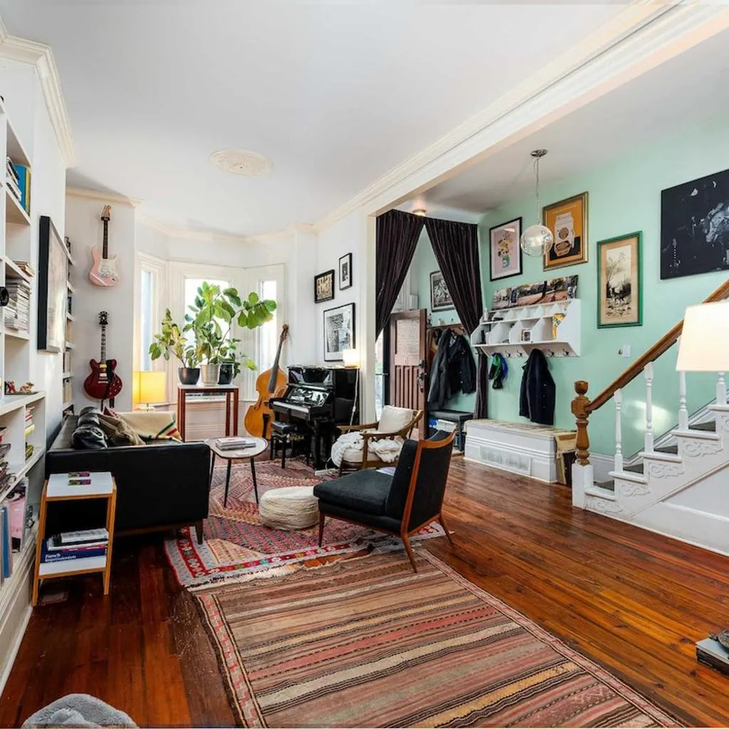 Photograph of Spacious 3 Bedroom Toronto Home with Piano