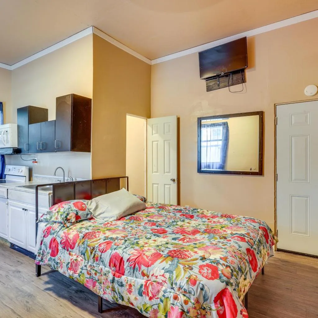 Photograph of Guest House Near Amphitheatre & Hard Rock Casino!