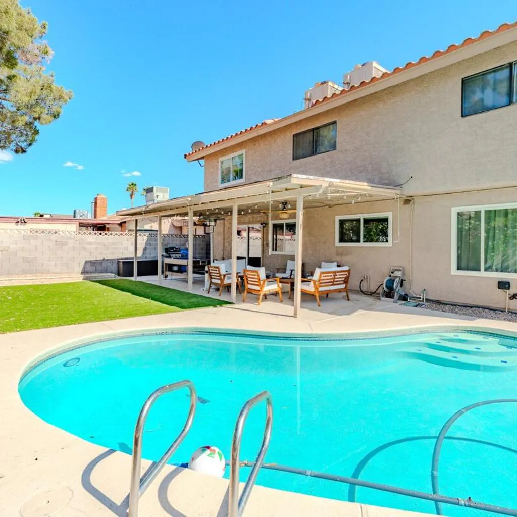 Photograph of Spacious Lux Estate l 8 mins to Strip