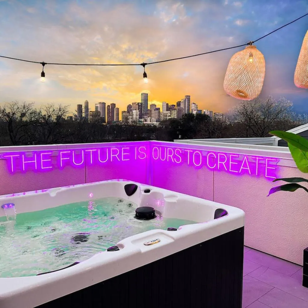Photograph of Paradise Palace Best Rooftop in HTX w Hot Tub