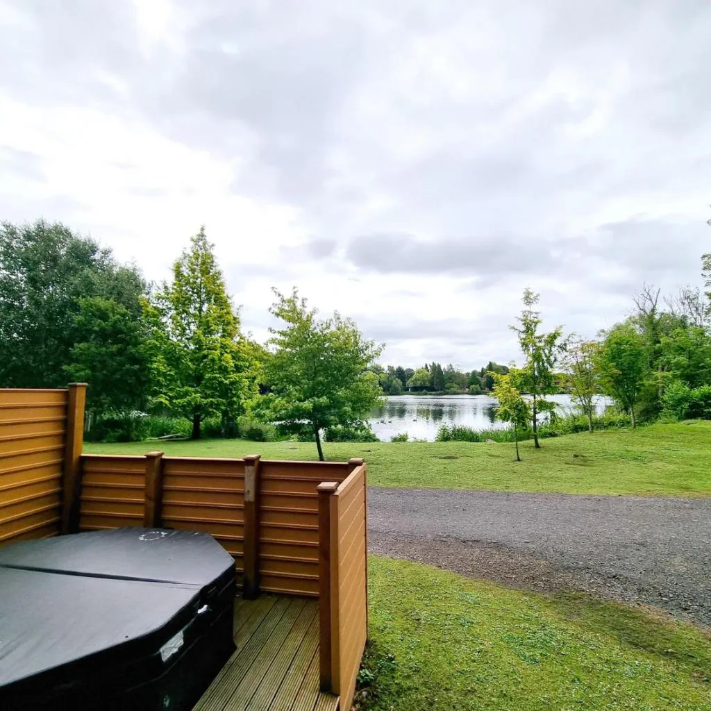 Photograph of Oak Lodge 10 Hot Tub