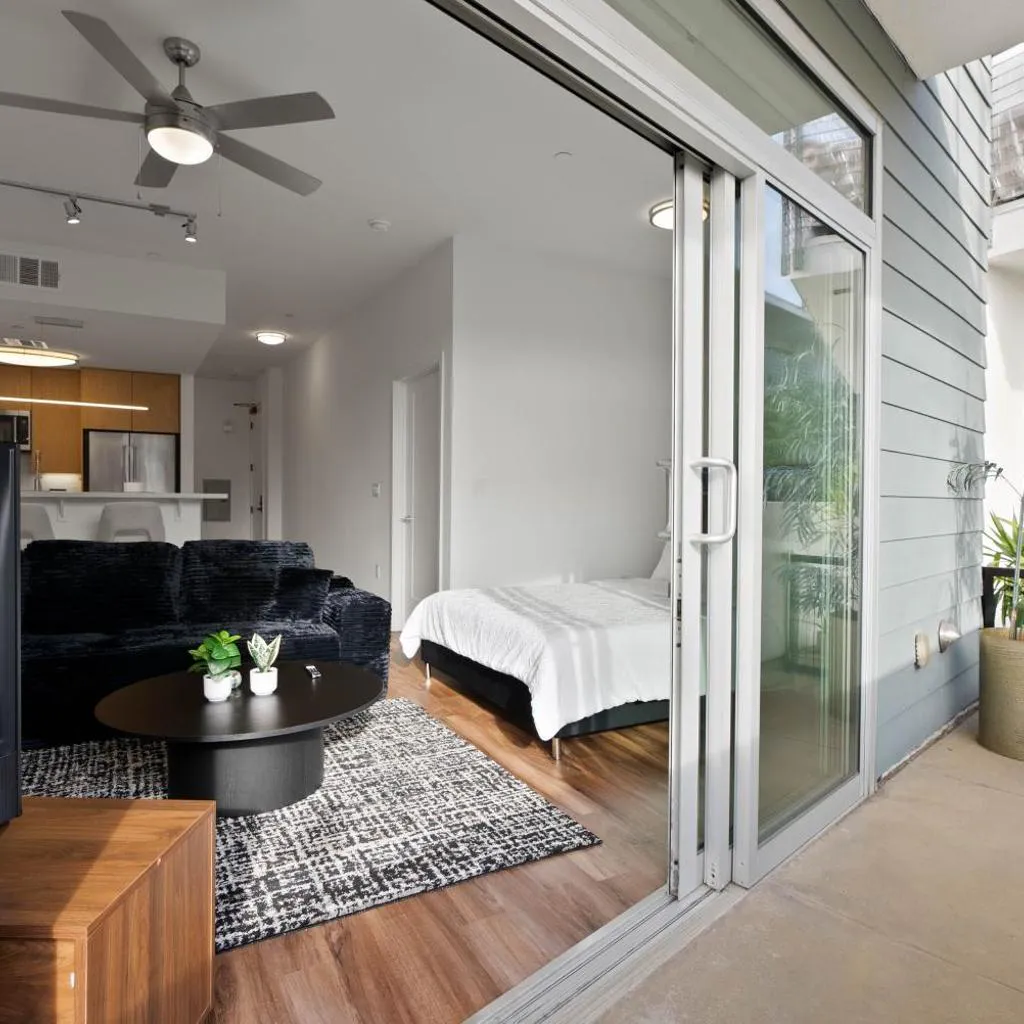 Photograph of Mid-Wilshire Studio Free Parking, Pool, Gym