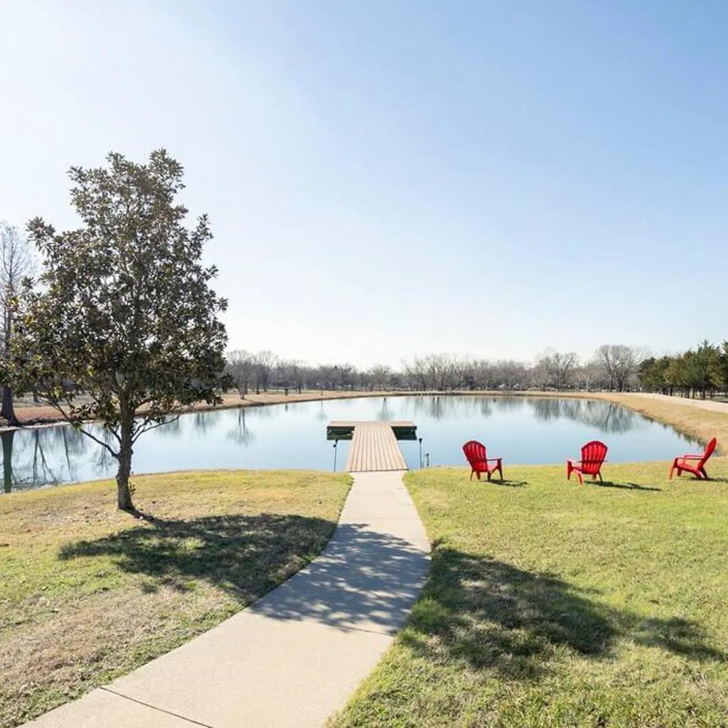 Photograph of Texas Ranch House with 5 Bedroom and Fish Pond