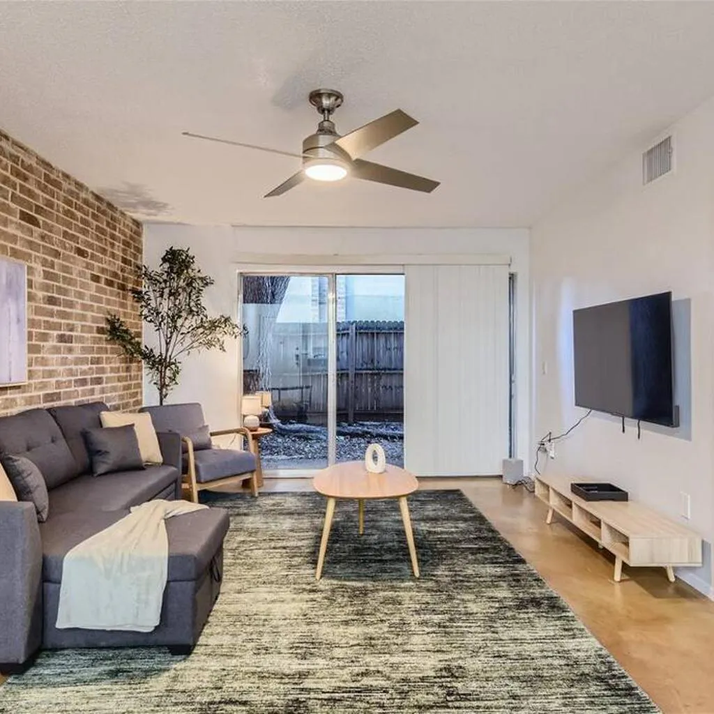 Photograph of 2B Getaway - Sleeps 6 - Pool, Pkg - Walk Dtwn