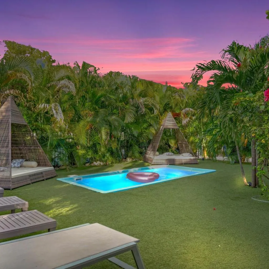 Photograph of The Purple Paradise PoolHot Tub Little Havana
