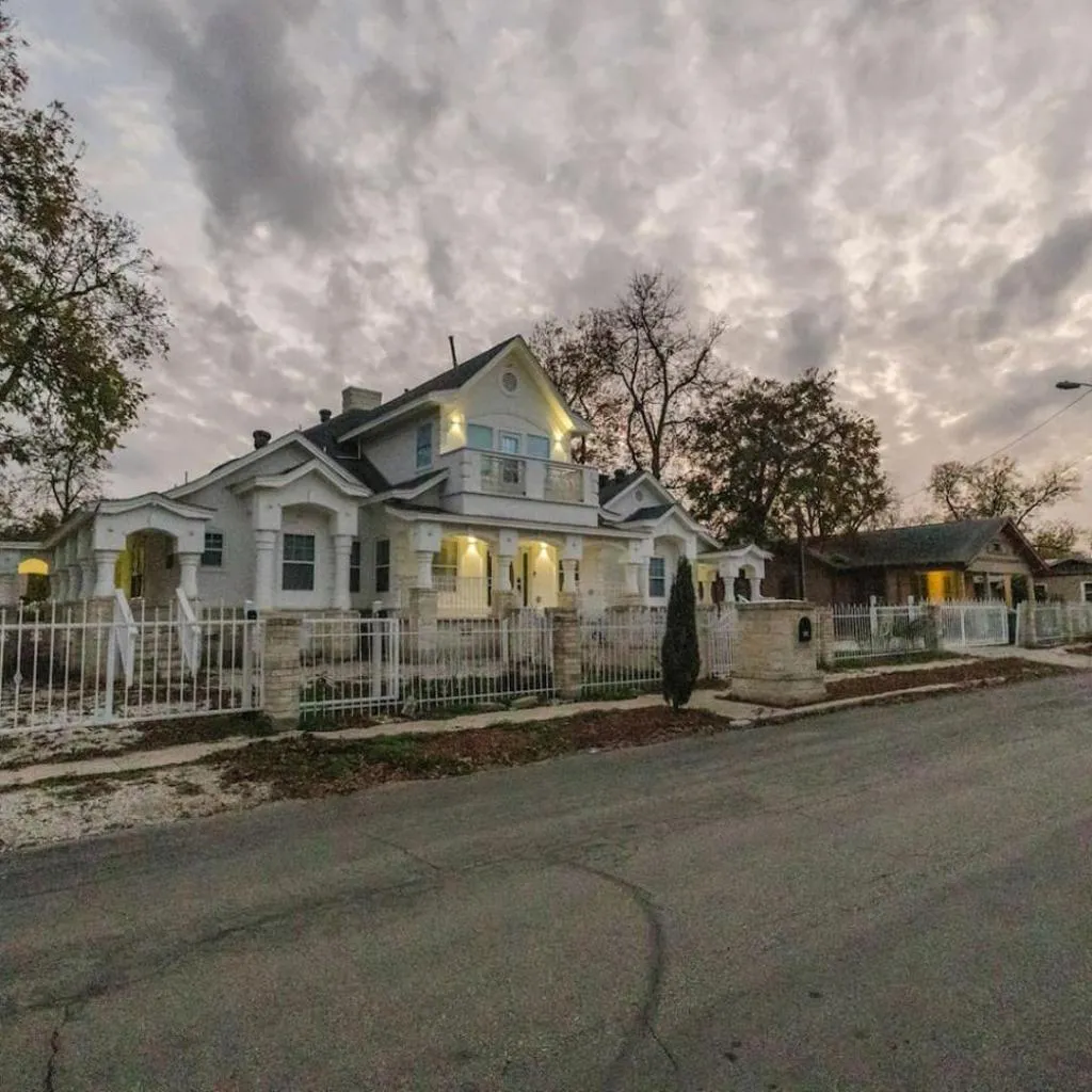 Photograph of Stunning 6BR Victorian Sleeps 25