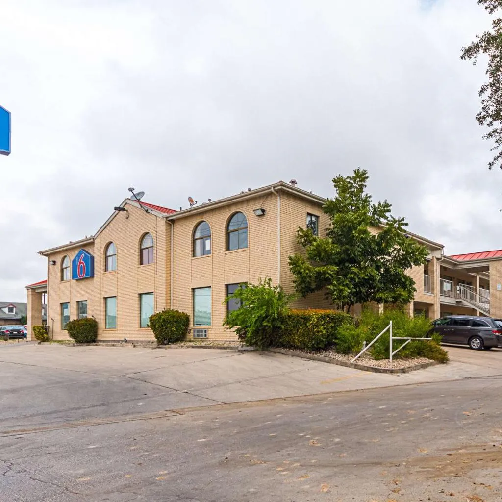 Photograph of Motel 6-San Antonio, TX - Fiesta Trails