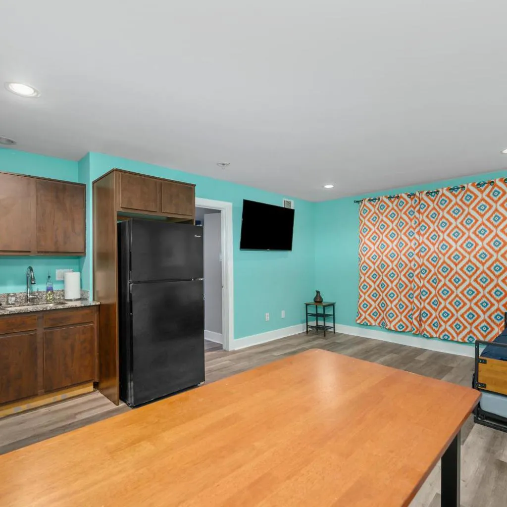Photograph of Convenient 1BR Unit Close to Shopping & Dining