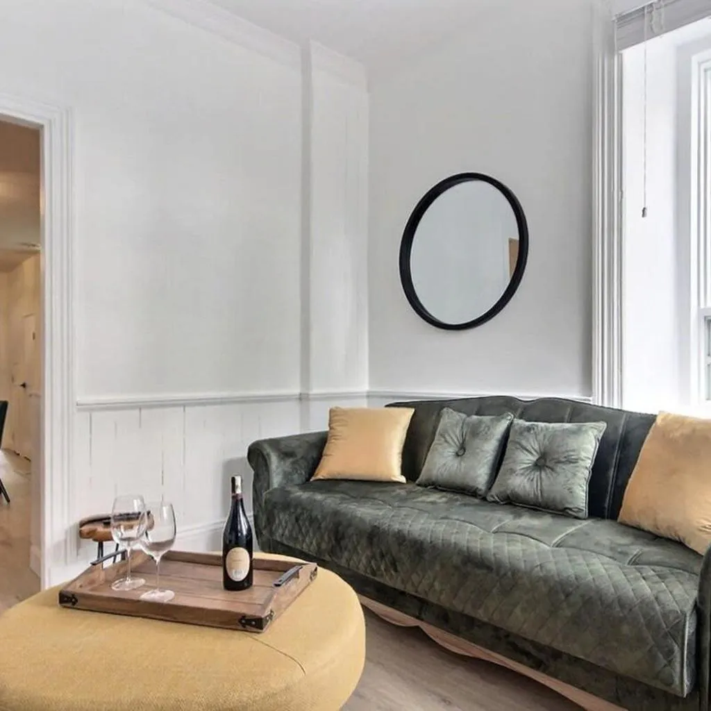 Photograph of 2 Full 2BR Apts Hot Tub & 4 Parking 8m Old QC