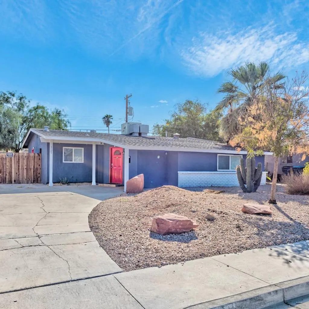 Photograph of Lovely home -4 miles from the strip
