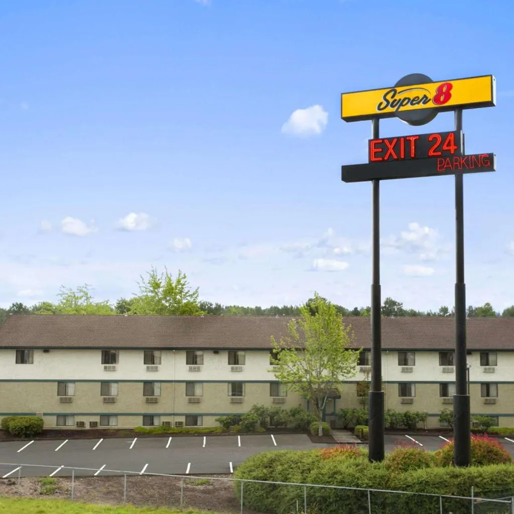 Photograph of Super 8 by Wyndham Portland Airport