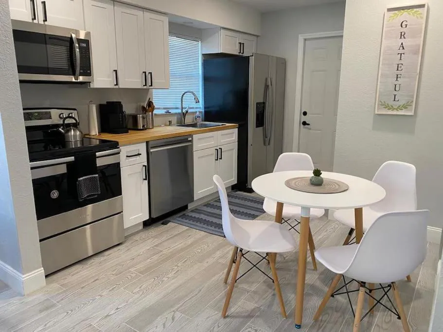 Photograph of Lovely 2-Bedrooms Central Clearwater Apartment