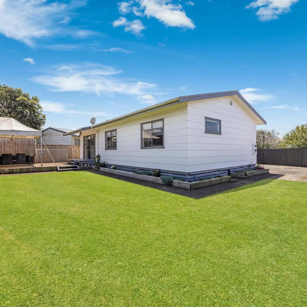 Photograph of Holiday House in Auckland near Airport & Beach-3 Bedrooms
