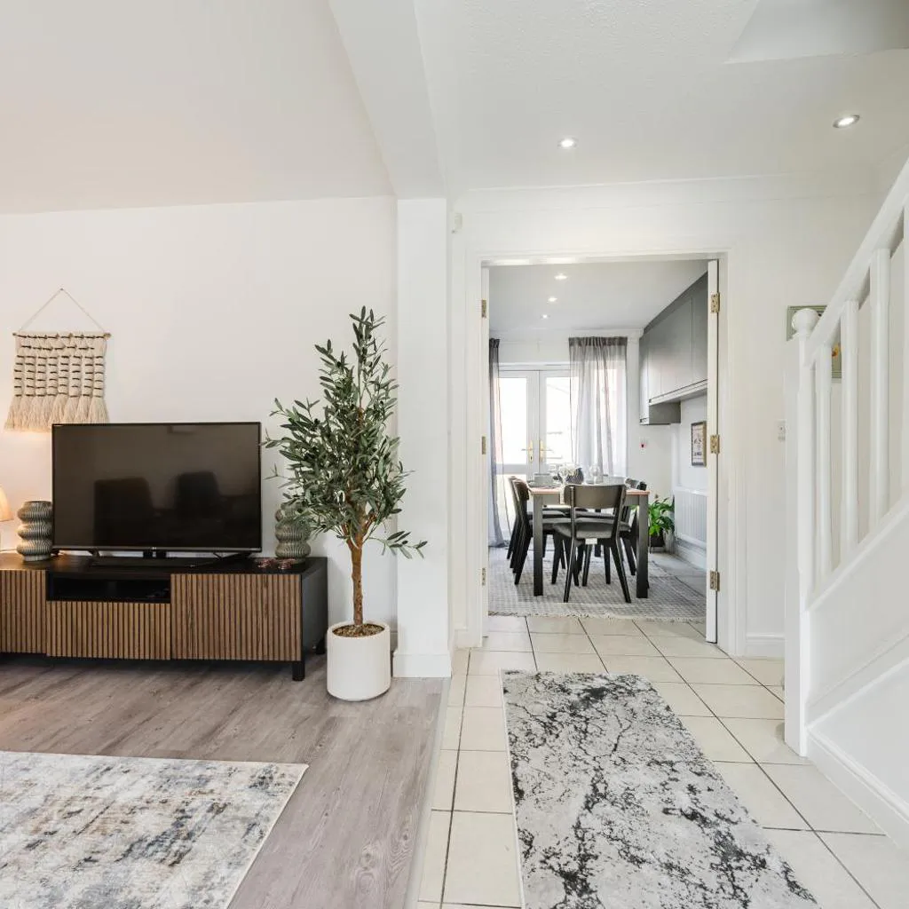Photograph of Sleeps 10, Modern 5-Bed House Near Manchester City Centre, Free Parking